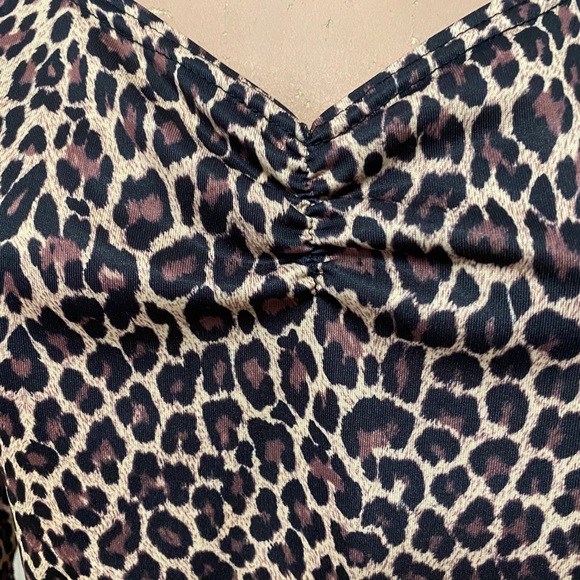 Form fitting leopard print top - Picture 2 of 3